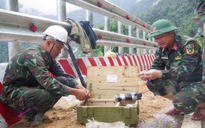 Quân khu 5 kiểm tra, chỉ đạo nổ mìn phá đá khắc phục đèo Khánh Lê