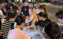 TP.HCM: Gánh bánh canh 0 đồng gây xúc động tại điểm cứu trợ vùng lũ miền Trung