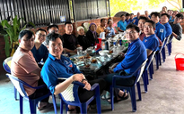 Bác sĩ TP.HCM về vùng lũ khám bệnh, góp tiền mua gạo, mời cơm người dân