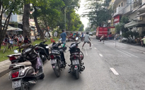 Người dân giăng lưới đánh cầu lông giữa đường ở quận 7 cũ: CSGT TP.HCM xác minh