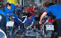 Áo xanh tình nguyện rửa xe gây quỹ giúp học sinh nghèo