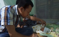 Đắk Lắk: Xót xa người cha vượt lũ dữ đón con chào đời cũng là lúc vĩnh biệt vợ
