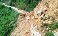 Cận cảnh đèo Khánh Lê ngổn ngang đất đá sau mưa lũ