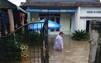 Đà Nẵng 3 giờ sáng, lũ bất ngờ cuồn cuộn đổ về: Người dân hốt hoảng tháo chạy