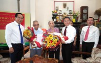 Trao Huy hiệu Đảng cho vợ chồng cán bộ tiền khởi nghĩa ở phường Sài Gòn