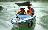 Chủ tịch UBND tỉnh Quảng Trị vượt lũ vào thăm đồng bào Rục đang bị cô lập