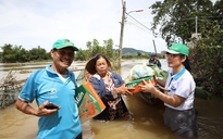 Lội nước mang yêu thương về vùng lũ
