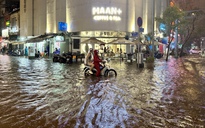 Mưa lớn tối 4.11: Nhiều tuyến đường ở trung tâm TP.HCM mênh mông nước