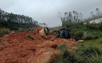 2 người bị thương khi xử lý sự cố sạt lở trên đường ven biển Hà Tĩnh