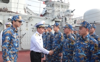 Phó tư lệnh Hải quân kiểm tra tàu hộ vệ săn ngầm 20