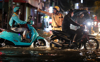 Triều cường ở TP.HCM vượt lịch sử: CSGT cảnh báo khẩn, người dân cần lưu ý