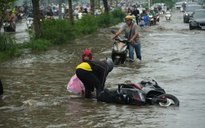 Hoàn lưu bão Kalmaegi gây mưa lớn, triều cường vượt lịch sử: Ngập nhiều nơi ở TP.HCM