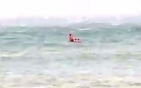 Quảng Ngãi: 3 người trôi dạt trên biển Lý Sơn