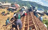 Lợp lại nhà dân sau bão Kalmaegi