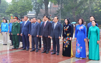 Bí thư Hà Nội Nguyễn Duy Ngọc dâng hoa tại tượng đài Lênin kỷ niệm 108 năm Cách mạng Tháng Mười Nga