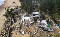 Nước mắt làng biển Quảng Ngãi sau bão Kalmaegi: Thất thần nhìn căn nhà trơ khung