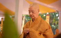 Đại lão hòa thượng Thích Trí Quảng cầu nguyện tại nghĩa trang Đô Thành cũ