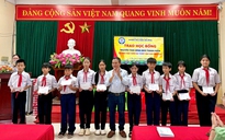 Trao học bổng Nguyễn Thái Bình cho học sinh vùng lũ TP.Huế