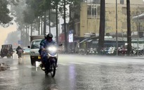 TP.HCM sấm sét ì đùng, nhiều nơi mưa lớn, triều cường gây ngập đến 40 cm