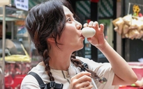 Song Ji Hyo thích thú ăn trứng vịt lộn, thử loạt món ngon ở Việt Nam