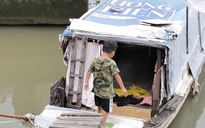 Phận đời ven kênh ở TP.HCM: Chiếc ghe mục và đứa trẻ giữa mênh mông sóng nước