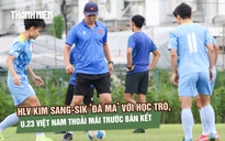 HLV Kim Sang-sik ‘đá ma’ với học trò cực vui, U.23 Việt Nam thoải mái trước bán kết