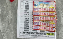 Trúng độc đắc 12 tỉ xổ số miền Nam, khách mừng rỡ nhận tiền mặt