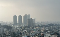 TP.HCM ô nhiễm không khí gia tăng, mưa trái mùa trở lại
