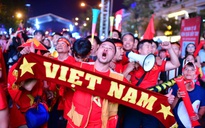 'Biển người' ở trung tâm TP.HCM mừng U.22 Việt Nam hạ Thái Lan, vô địch SEA Games 33