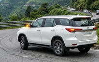 'Ôm cua' có nhất thiết phải bật đèn xi-nhan báo hiệu?