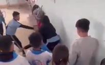 Nữ sinh bị đánh hội đồng ngay trong trường