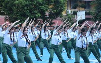 Cuối tuần, 500 trai xinh, gái đẹp đến trường lúc sáng sớm để rèn thể lực