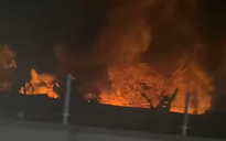 Cháy lớn bãi phế liệu lúc sáng sớm ở TP.HCM