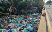 Dân bức xúc vì rác thải hôi thối 'bủa vây' cầu Ông Bé, TP.HCM