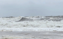 Không khí lạnh gây rét từ miền Bắc vào Huế, Biển Đông gió giật cấp 8