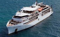 Du thuyền hạng sang mắc cạn ngoài khơi bờ biển