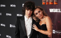 Miley Cyrus đính hôn với bạn trai kém tuổi