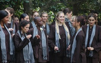 Dàn người đẹp Miss Charm 2025 hóa thôn nữ miền Tây, lội mương bắt cá