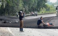 Xe đầu kéo chở lưới thép rơi trúng người đi đường trên cầu Thủ Biên