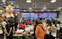 Xếp hàng dài mua gà rán để 'săn' tuần lộc: Cơn sốt Giáng sinh 2025 ở TP.HCM