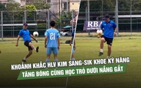 Khoảnh khắc HLV Kim Sang-sik khoe kỹ năng tâng bóng cùng học trò dưới nắng gắt