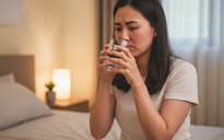 Uống nước ấm trước khi ngủ: Lợi và hại thế nào?