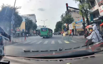 Xe buýt vượt đèn đỏ, phóng nhanh qua ngã tư đông đúc ở TP.HCM