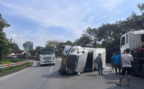 Xe container ôm cua lật ngang tại cầu vượt Trạm 2, TP.HCM