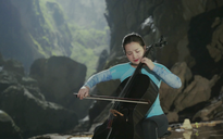 Nghệ sĩ Hà Miên chơi cello tại hang động Sơn Đoòng