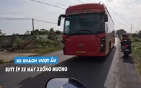 'Thót tim' cảnh xe khách giường nằm vượt ẩu, ép xe máy suýt lao xuống mương
