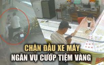 Khoảnh khắc nhân viên tiệm vàng chặn đầu xe máy ngăn vụ cướp