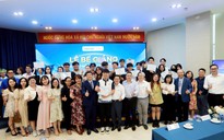 Sinh viên ngành truyền thông đa phương tiện UEF nhận chứng chỉ của Báo Thanh Niên