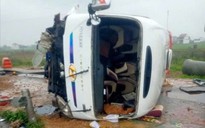 Xe chở học sinh lật trên cao tốc, 2 người bị thương