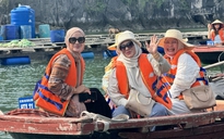 Khách Tây Á 'đổ bộ' vịnh Hạ Long, nhiều điểm tham quan chật kín